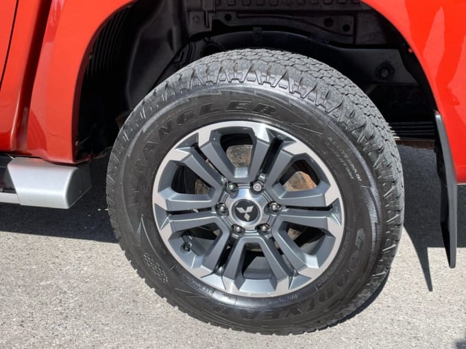 2025 Mitsubishi L200