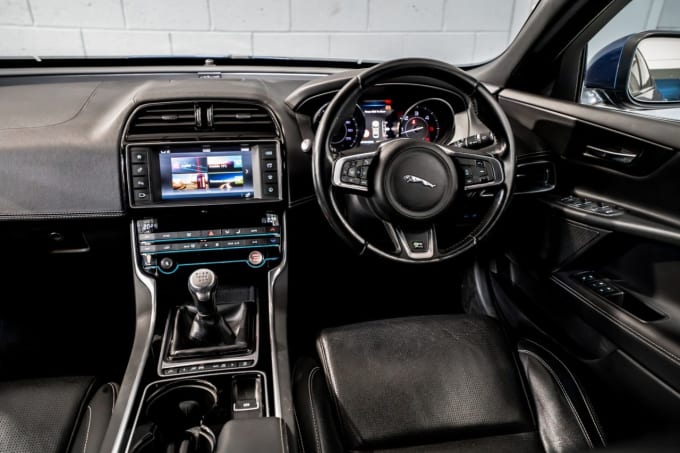 2025 Jaguar Xe