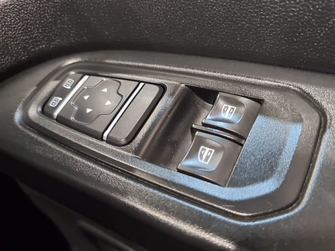 2025 Nissan Primastar