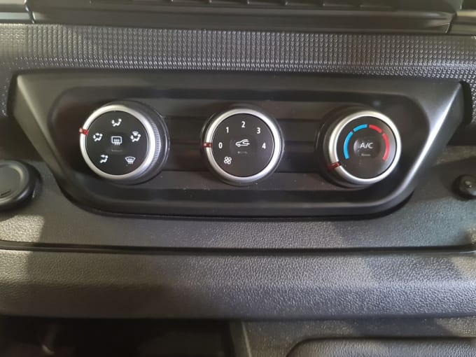 2025 Nissan Primastar