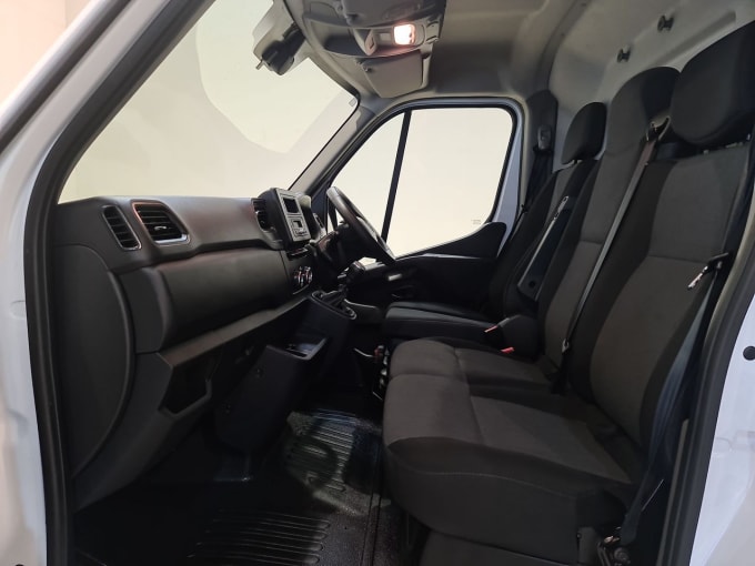 2025 Renault Master