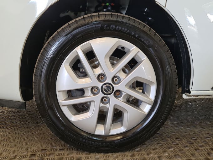 2025 Nissan Nv300