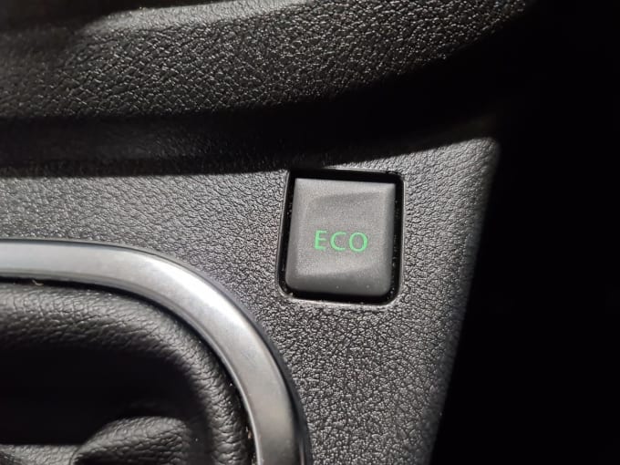 2025 Nissan Nv300