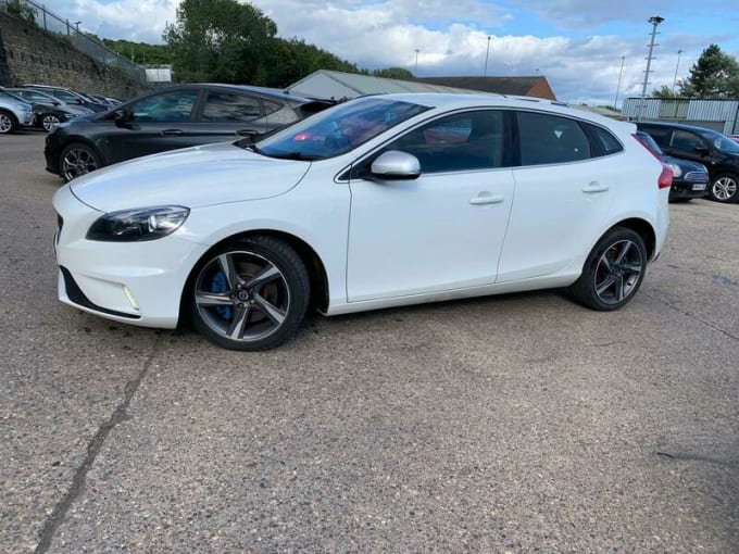 2025 Volvo V40