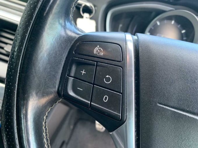 2025 Volvo V40