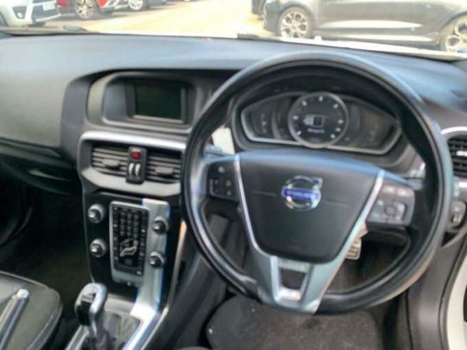 2025 Volvo V40