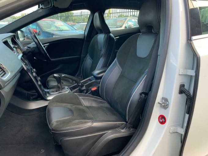 2025 Volvo V40