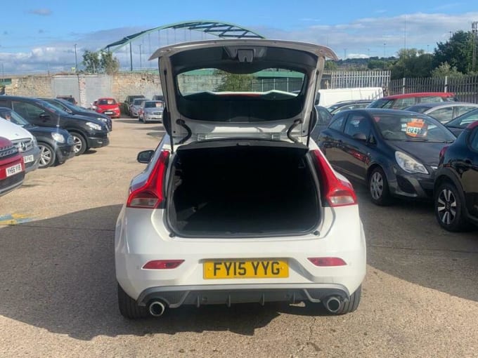 2025 Volvo V40