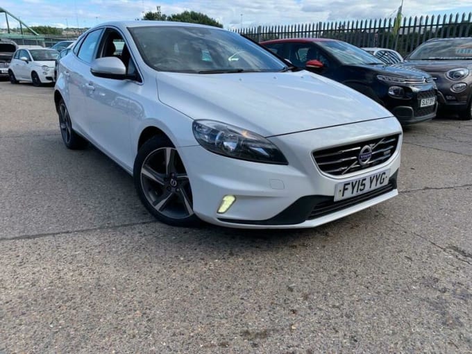 2025 Volvo V40