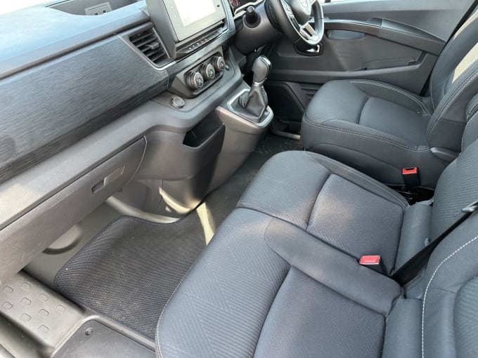 2025 Nissan Primastar