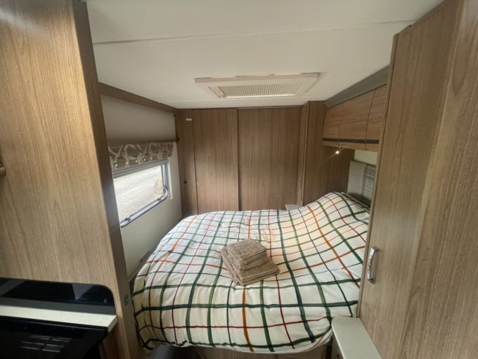 2025 Coachman Vip 575