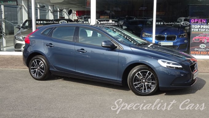 2025 Volvo V40