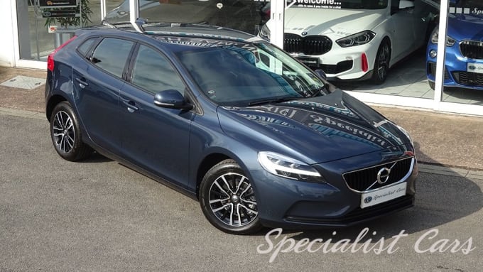 2025 Volvo V40