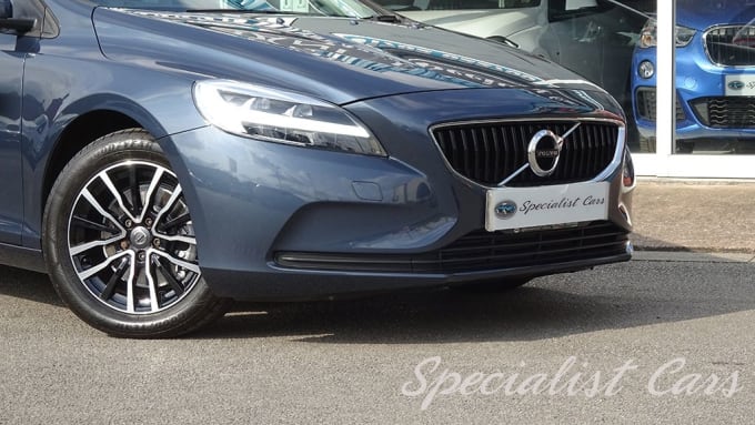 2025 Volvo V40