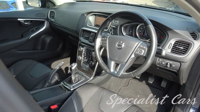 2025 Volvo V40