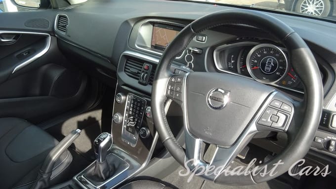 2025 Volvo V40