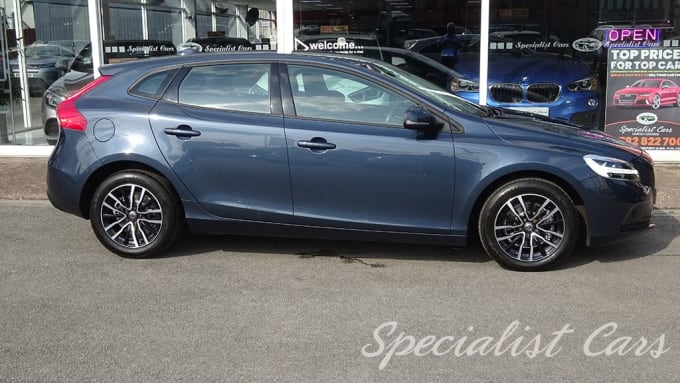 2025 Volvo V40