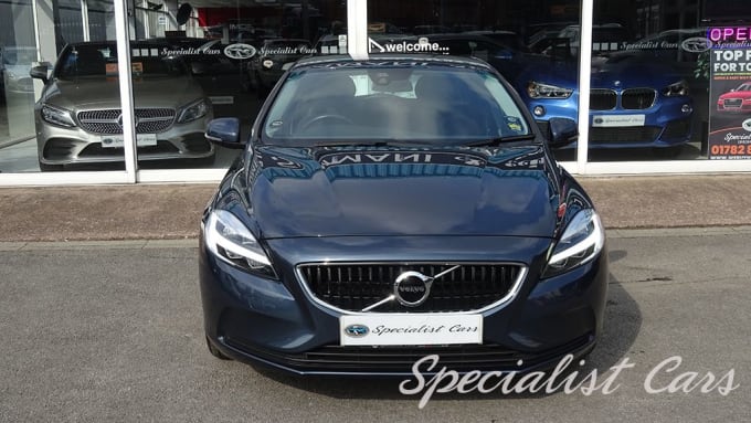 2025 Volvo V40