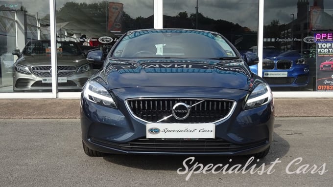 2025 Volvo V40