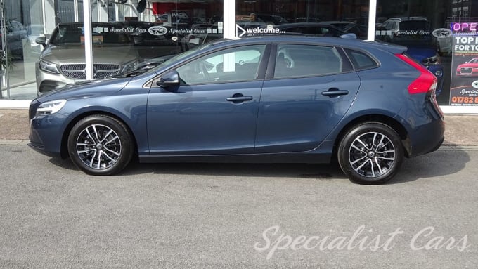 2025 Volvo V40