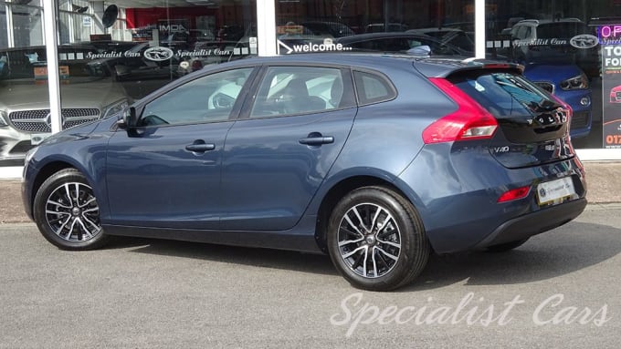 2025 Volvo V40