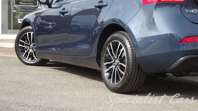 2025 Volvo V40