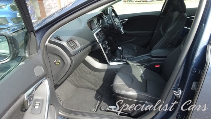 2025 Volvo V40