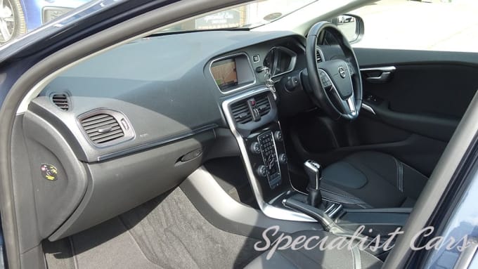 2025 Volvo V40