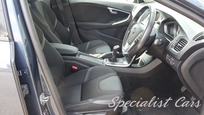 2025 Volvo V40
