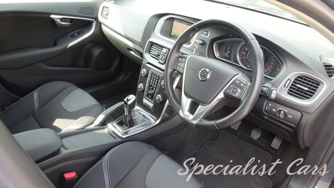 2025 Volvo V40