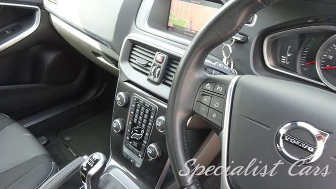 2025 Volvo V40