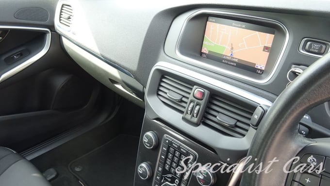 2025 Volvo V40