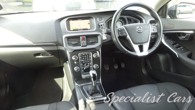 2025 Volvo V40