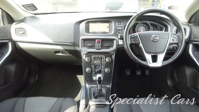 2025 Volvo V40