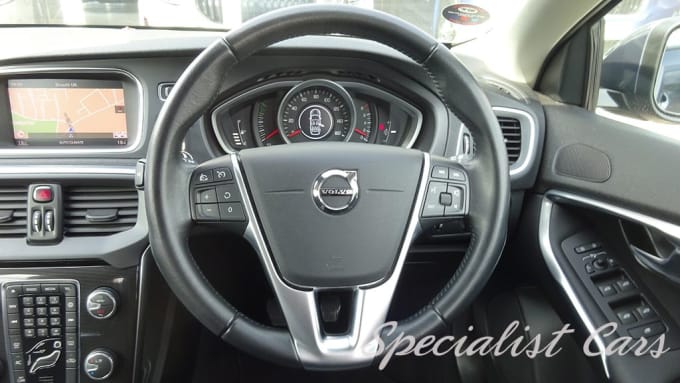 2025 Volvo V40
