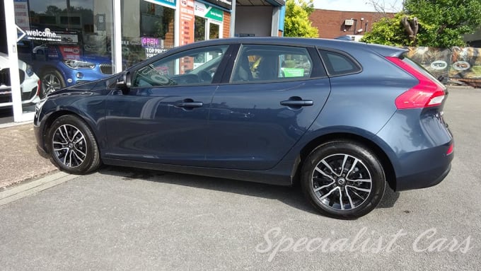 2025 Volvo V40