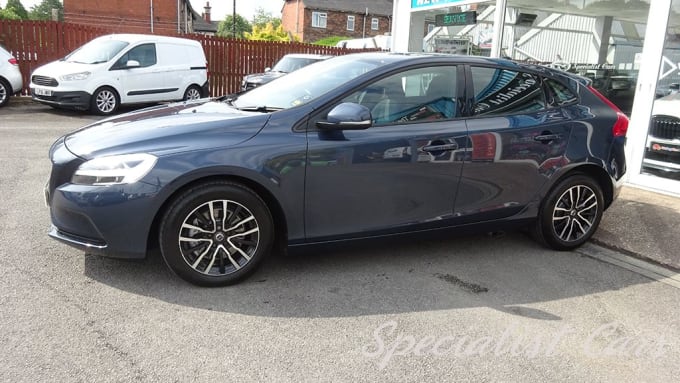 2025 Volvo V40