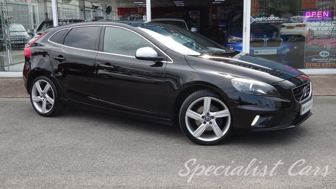 2025 Volvo V40