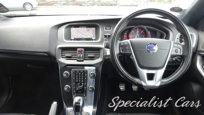 2025 Volvo V40
