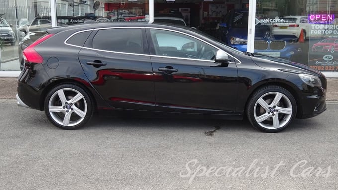 2025 Volvo V40