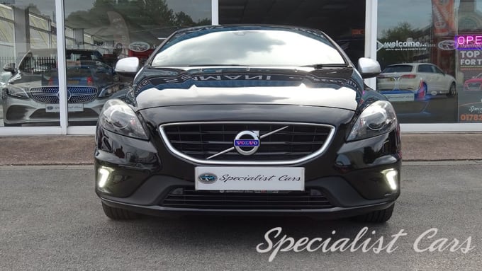 2025 Volvo V40