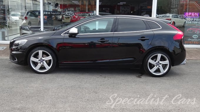 2025 Volvo V40