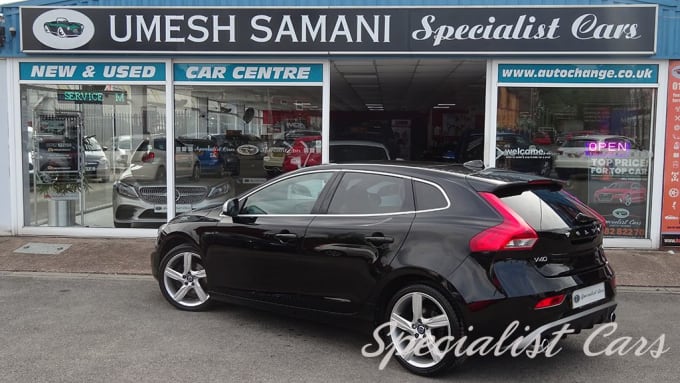 2025 Volvo V40