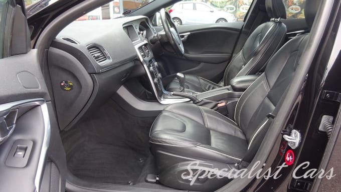 2025 Volvo V40