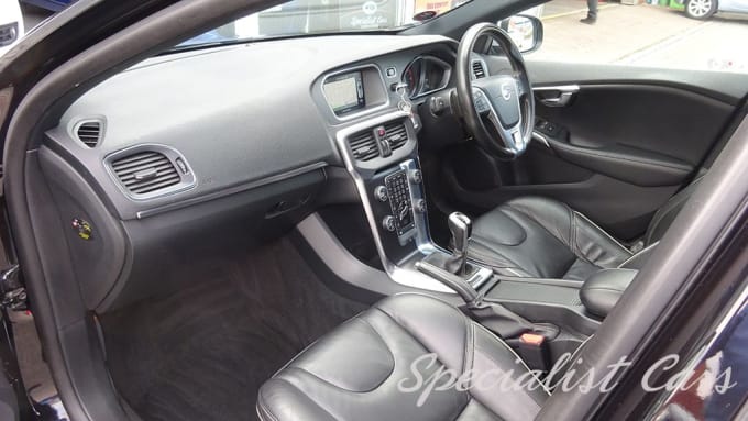2025 Volvo V40