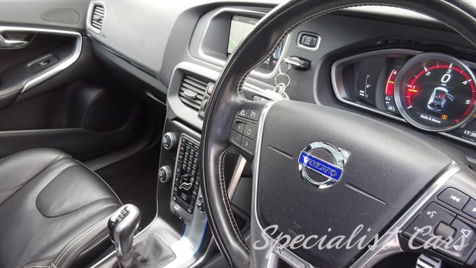 2025 Volvo V40