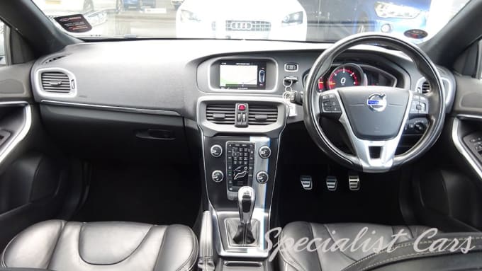 2025 Volvo V40
