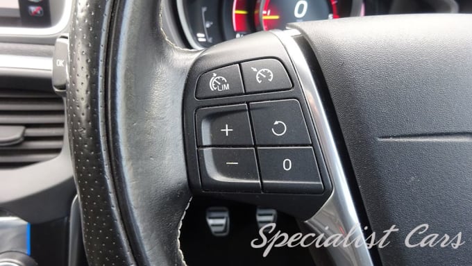 2025 Volvo V40