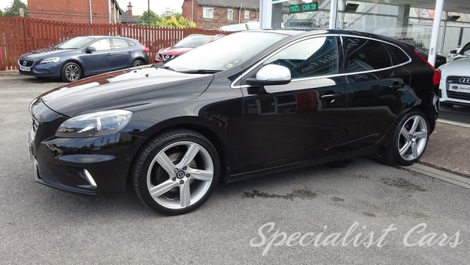 2025 Volvo V40