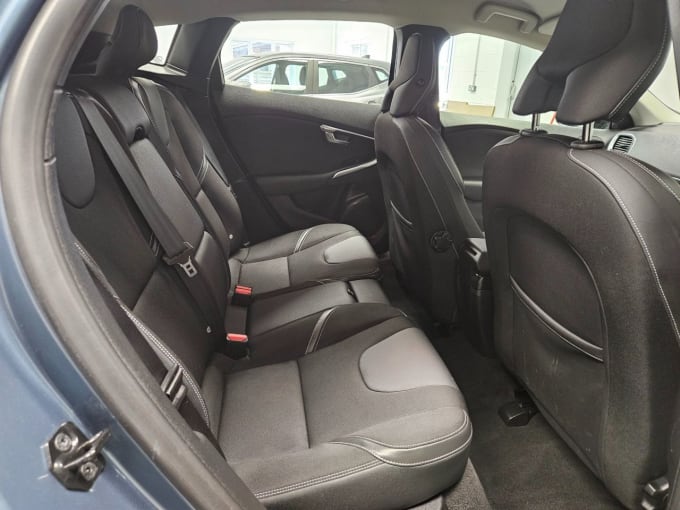 2025 Volvo V40